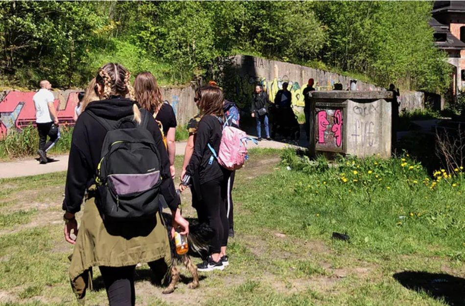 Latem niedokończoną budowlę zwiedzają tłumy