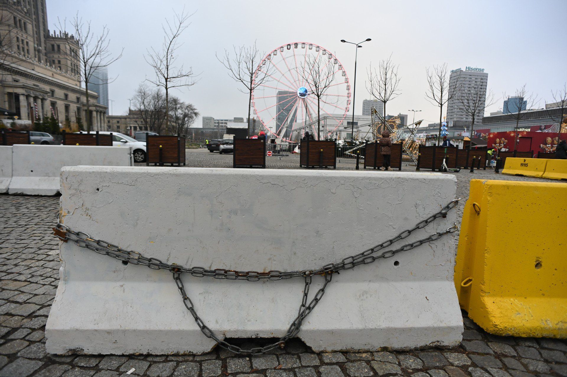 Betonowe zapory i całodobowy monitoring. Specjalne środki ostrożności w związku ze świątecznym jarmarkiem