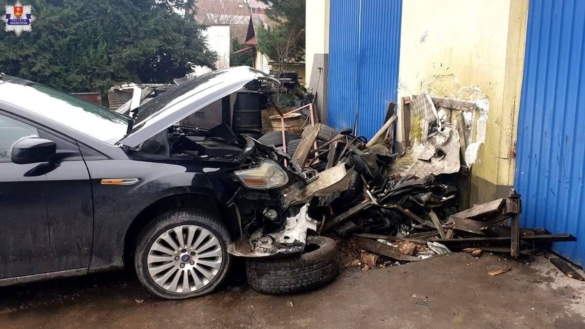 Zderzenie ze złomem nagromadzonym przed warsztatem