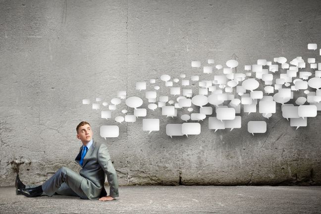 Przekazywanie wiadomości drogą elektroniczną zdecydowanie utrudnia właściwe zrozumienie intencji i emocji, jakie towarzyszą nadawcy