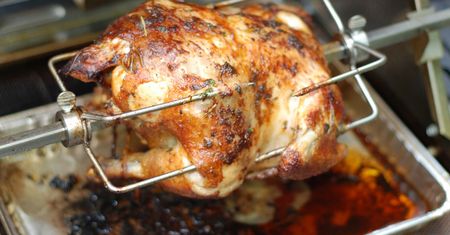 Skóra z kurczaka w sosie BBQ pieczona na rożnie