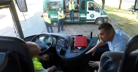 Kontrole autokarów wożących dzieci. Rodzice coraz częściej wzywają policję