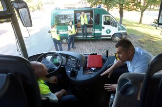 Kontrole autokarów wożących dzieci. Rodzice coraz częściej wzywają policję