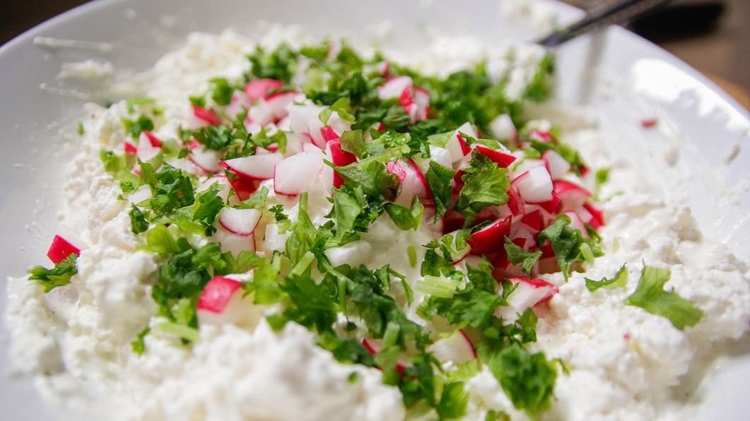 Chrupiąca nowalijka na talerzu. Jak wpływ na organizm?