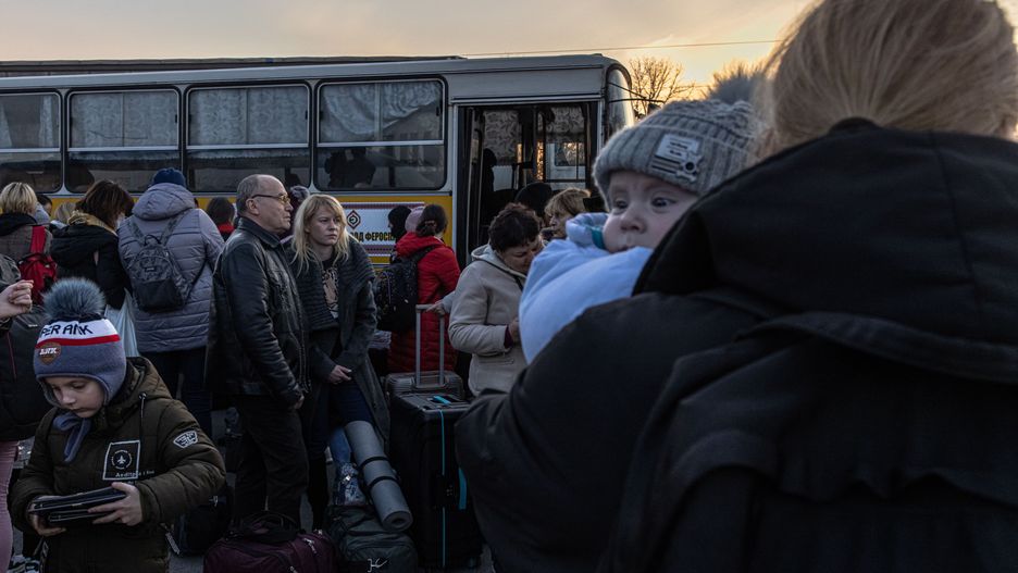 People who fled from the besieged by Russian military southeastern city of Mariupol and occupied Melitopol gather after arriving at the evacuation point in Zaporizhzhia, Ukraine, 25 March 2022. Hundreds of people were evacuated on 25 March from the southeastern cities of Mariupol and Melitopol and arrived in Ukraine's controlled area by buses and their own cars. Almost 100,000 residents remain trapped and live in 'inhuman conditions' without food and water in the ruined city of Mariupol, amid Russia's 'constant shelling', Ukrainian president Volodymyr Zelenskyy says. EPA/ROMAN PILIPEY Dostawca: PAP/EPA.