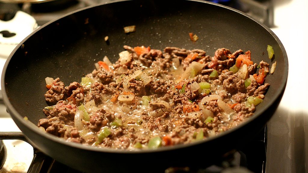 Mięso grubo mielone z wołowiny (95% mięsa, 5% tłuszczu) zrumienione na patelni