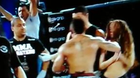 Niecodzienna scena na gali MMA. Ring girl dostała w twarz od fightera