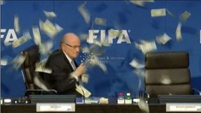 Skandal na konferencji prasowej. Sepp Blatter obrzucony banknotami