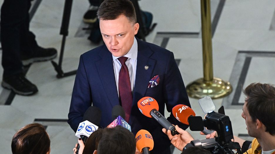 Warszawa, 21.11.2024. Marszałek Sejmu Szymon Hołownia udziela wypowiedzi na korytarzu sejmowym w Warszawie, 21 bm. Sejm w trzecim dniu obrad zajmie się m.in. projektem specustawy mającej usprawnić pomoc powodzianom; będzie debatować nad projektami zmniejszającymi składkę zdrowotną, a także nad wnioskiem o wotum nieufności wobec minister zdrowia Izabeli Leszczyny. (ad) PAP/Radek Pietruszka