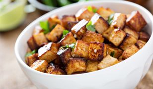 Może zastąpić mięso w diecie. Dlaczego warto jeść tofu?