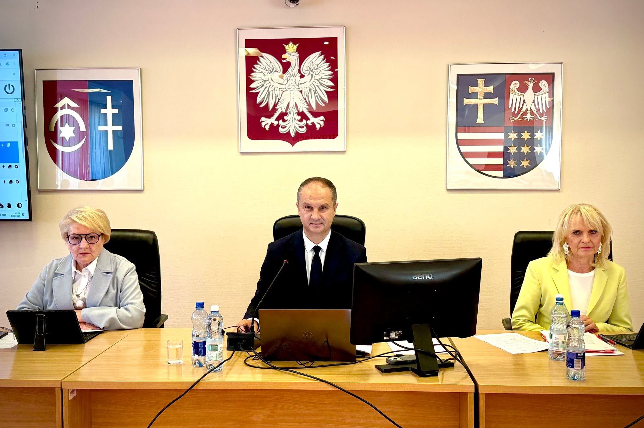 Obradowała Rada Powiatu Ostrowieckiego
