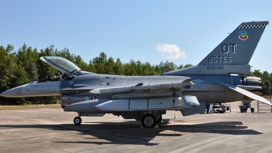 F-16 z 85. Eskadry Doświadczalnej USAF z podwieszonym pociskiem AGM-158B JASSM-ER