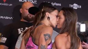 Pocałowała rywalkę. Niecodzienna scena przed walką