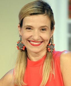 Ma półprzezroczystą bieliznę. Pozuje w samym centrum miasta