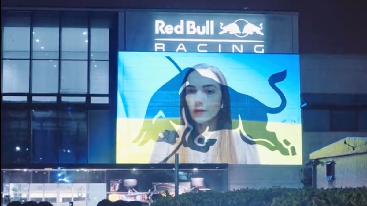 film wyświetlany na budynku Red Bulla