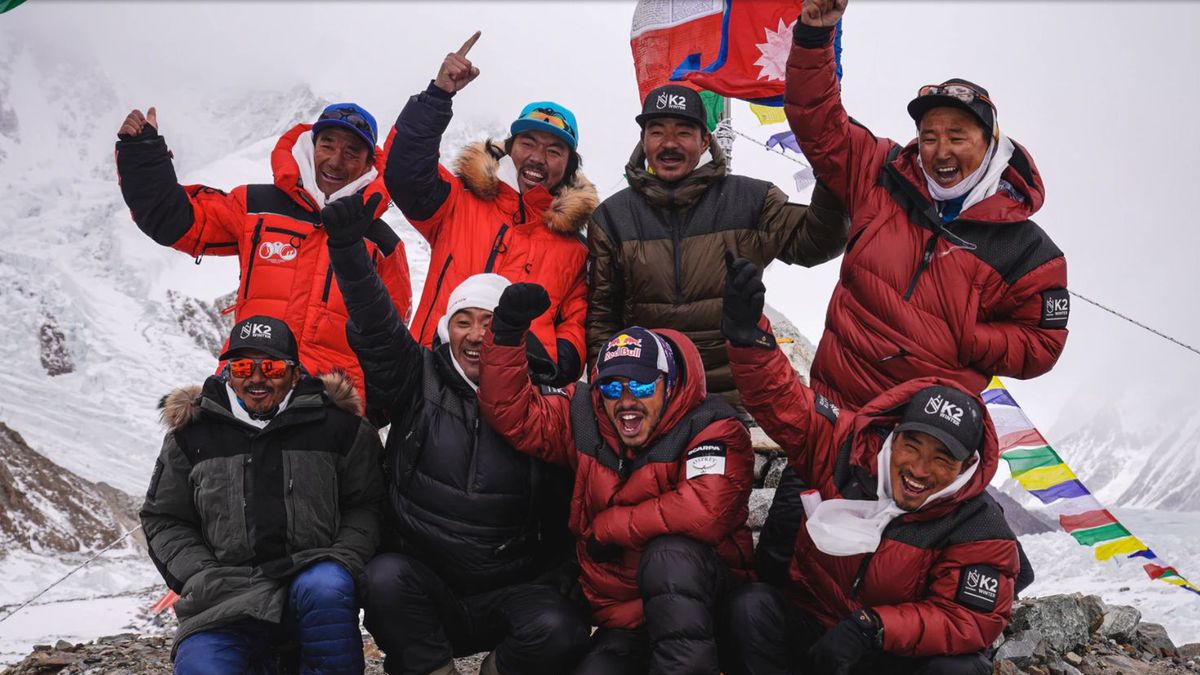 grupa Szerpów z Nepalu, która zdobyła 16 stycznia K2; zdjęcie zamieszczone przez Nirmala Purję