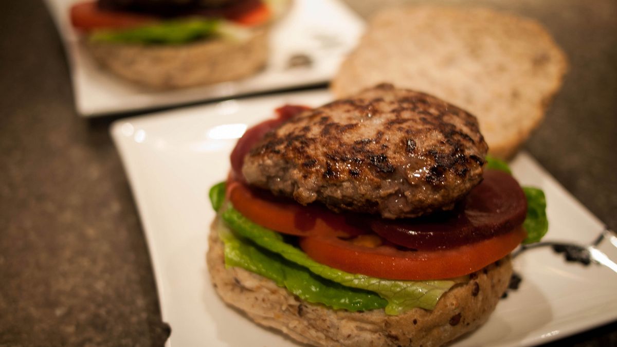 Burgery z mięsa mielonego z wołowiny (90% mięsa, 10% tłuszczu) opiekane na patelni