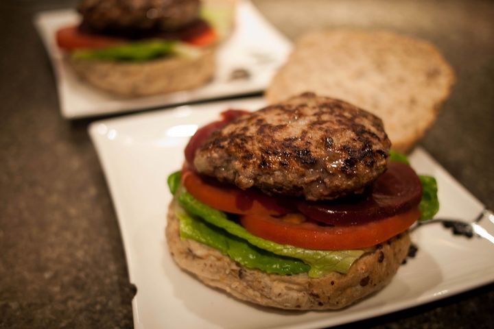 Burgery z mięsa mielonego z wołowiny (90% mięsa, 10% tłuszczu) opiekane na patelni