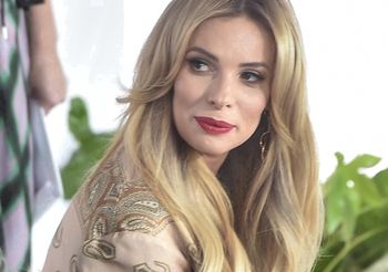 Włożyła obłędną slip dress. Tył robi furorę