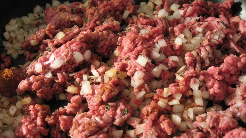 Mięso grubo mielone z wołowiny (90% mięsa, 10% tłuszczu) zrumienione na patelni