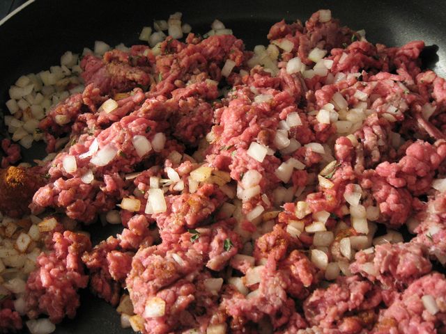 Mięso grubo mielone z wołowiny (90% mięsa, 10% tłuszczu) zrumienione na patelni