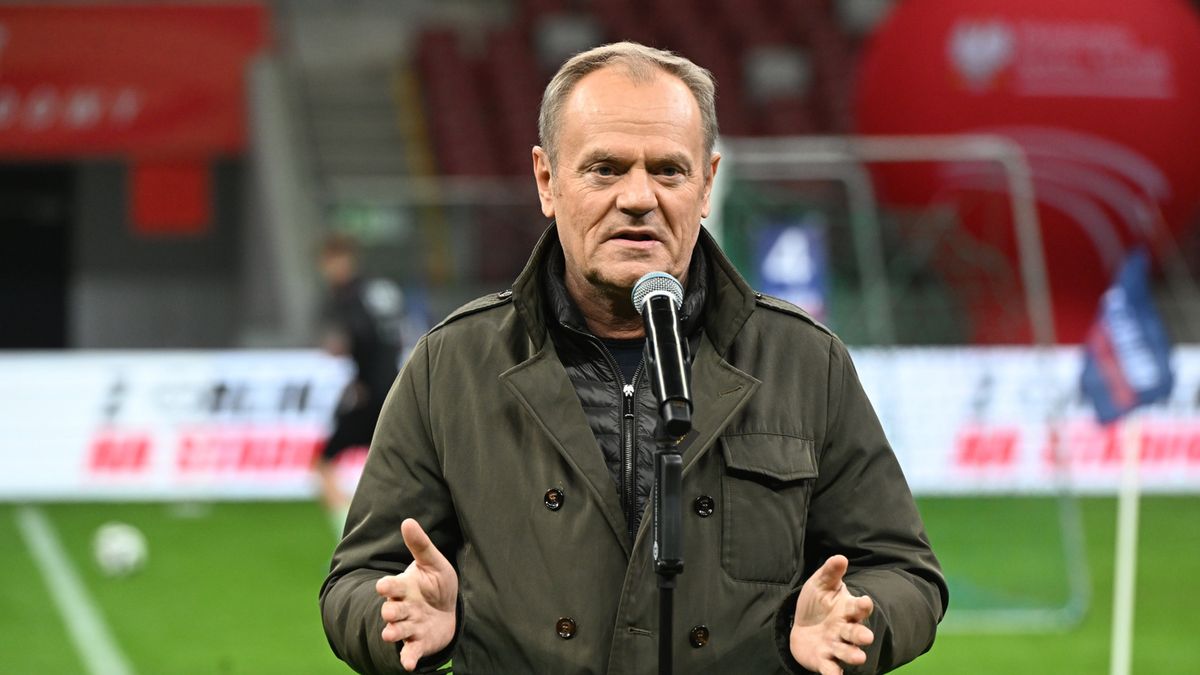 PAP / Radek Pietruszka / Premier Donald Tusk podczas wielkiego finału turnieju piłkarskiego Z Orlika na Stadion na PGE Narodowym w Warszawie