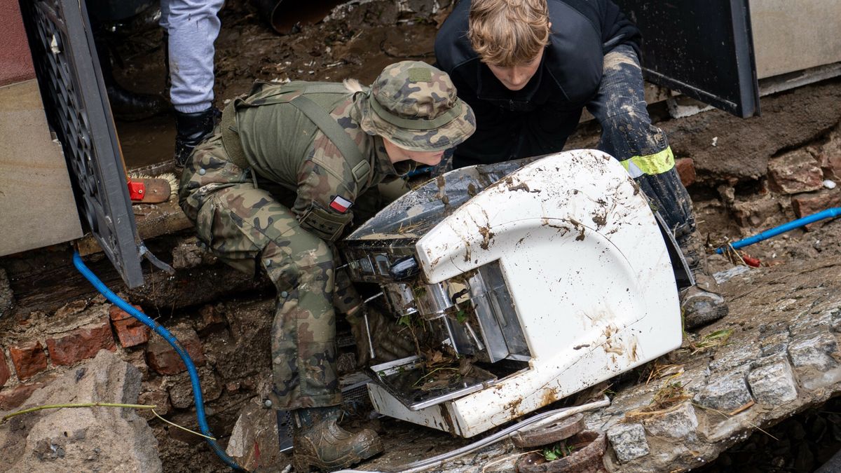 Miasta po przej?ciu fali powodziowej
Fot. NewsLubuski/East News, Klodzko, 16.09.2024. Sytuacja powodziowa i intensywne opady deszczu w miescie Klodzko. Stan rzeki Nysa Klodzka zamienil sie w rwacy potok, przekroczyl stan alarmowy i przebil rekord z 1997 roku. Stare miasto po zalaniach zostalo doszczetnie zniszczone. Zalane sa budynki mieszkalne i biznesy. W wielu miejscach wybite szyby w oknach, rozrzucona kostka burkowa i powalone drzewa. Ludzie rozpoczynaja pierwsze sprzatanie, w ktorym pomaga wojsko.
NewsLubuski