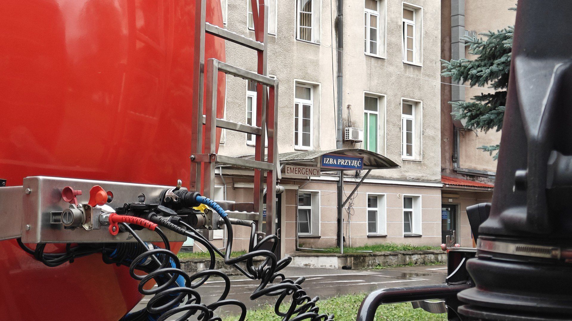 Mieszkańców Wałcza w wodę zaopatrują dwie cysterny JRG - z Wałcza oraz ze Szczecina.