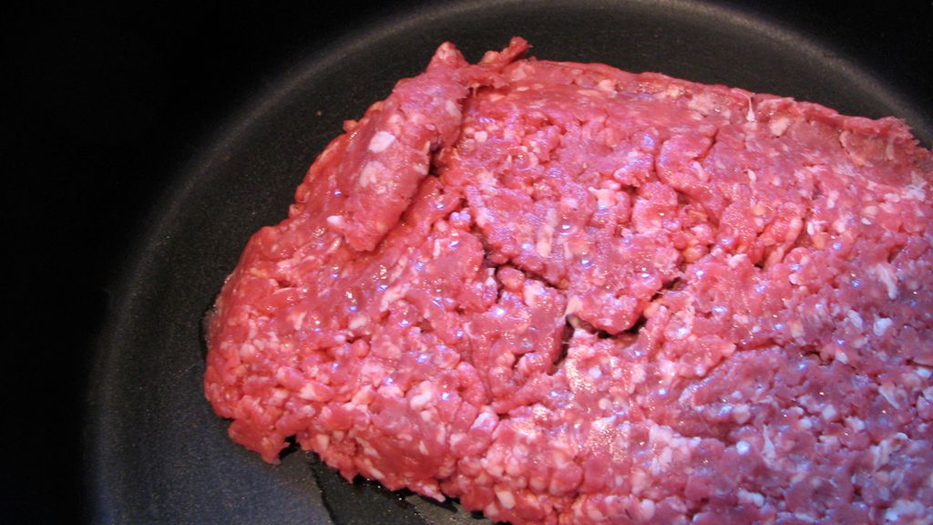 Surowe mięso mielone z wołowiny (85% mięsa, 15% tłuszczu)