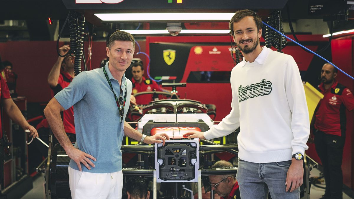 Zdjęcie okładkowe artykułu: Materiały prasowe / Ferrari / Na zdjęciu: Robert Lewandowski (po lewej) i Danił Miedwiediew