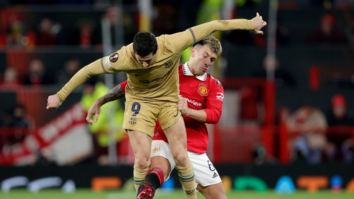 Getty Images / Soccrates Images / Na zdjęciu: Lisandro Martinez w walce o piłkę z Robertem Lewandowskim