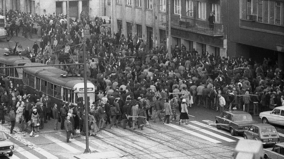 Demonstracja w WarszawieWojciech Kry�skidemonstracja, ludzie, manifestacja, Niezale�ny Samorz�dny Zwi�zek Zawodowy , NSZZ, obuwie, PRL, rejestracja, rocznica, samoch�d, sklep, skrzy�owanie, stan wojenny, tramwaj, ulica Marchlewskiego, zamieszki