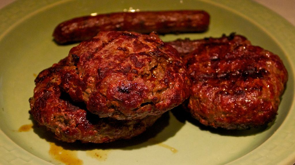 Opiekane burgery z mięsa mielonego z wołowiny (85% mięsa, 15% tłuszczu)