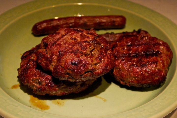 Opiekane burgery z mięsa mielonego z wołowiny (85% mięsa, 15% tłuszczu)