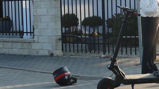 Dwóch nastolatków na hulajnodze elektrycznej potrąconych przez auto