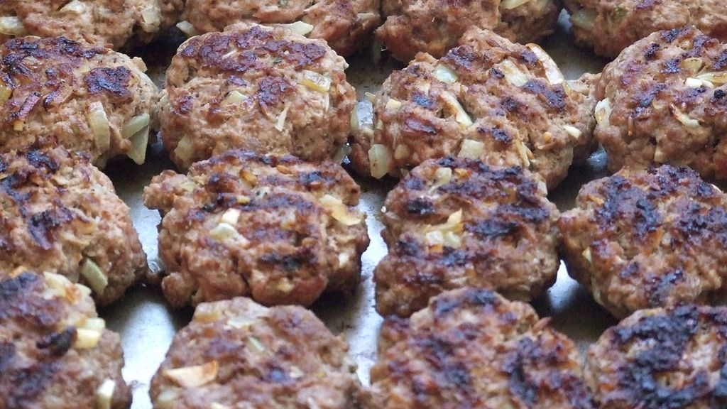 Burgery z mięsa mielonego z wołowiny (85% mięsa, 15% tłuszczu) opiekane na patelni