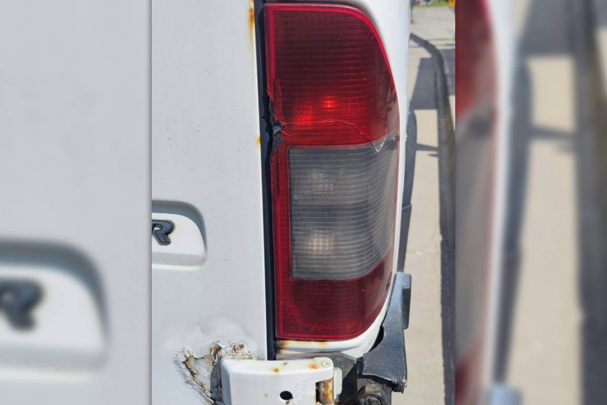 Pęknięta tylna lampa busa pasażerskiego