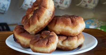 Zamiast lepić pierogi, teściowa smaży ruskie pierożańce. Półmiski są wymiecione w kilka minut