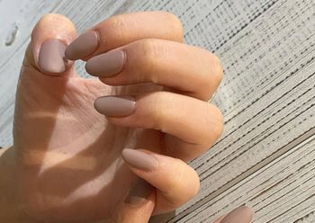 "Lniane" paznokcie będą hitem? Naturalny efekt zyskuje na znaczeniu