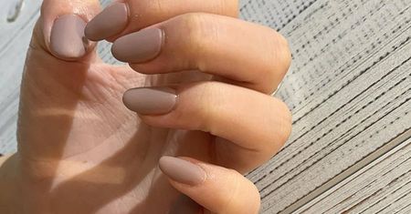 "Lniane" paznokcie będą hitem? Naturalny efekt zyskuje na znaczeniu