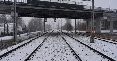 Wpadł pod pociąg. Policja ustala tożsamość mężczyzny