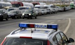 Łomianki. Autokar zderzył się z trzema samochodami. Ogromne utrudnienia drogowe