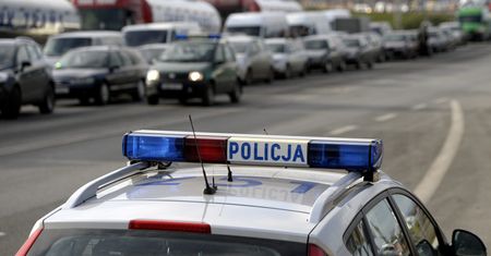 Łomianki. Autokar zderzył się z trzema samochodami. Ogromne utrudnienia drogowe