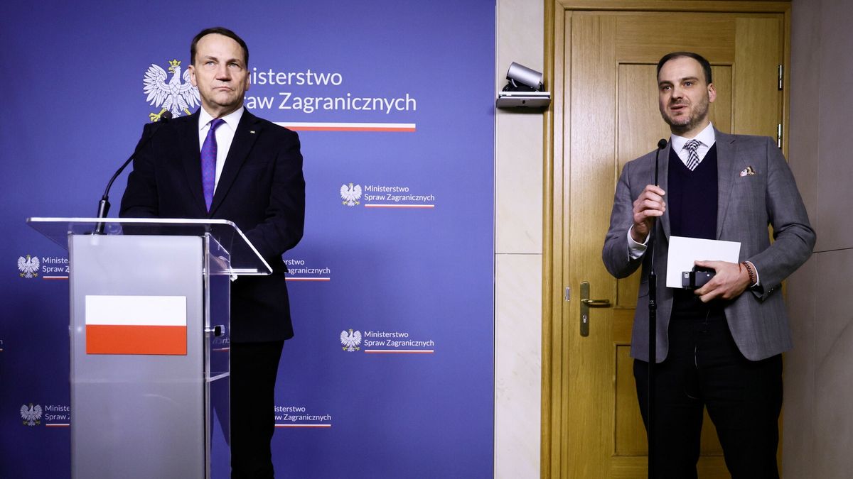 Szef MSZ Radosław Sikorski i rzecznik Maciej Wewiór