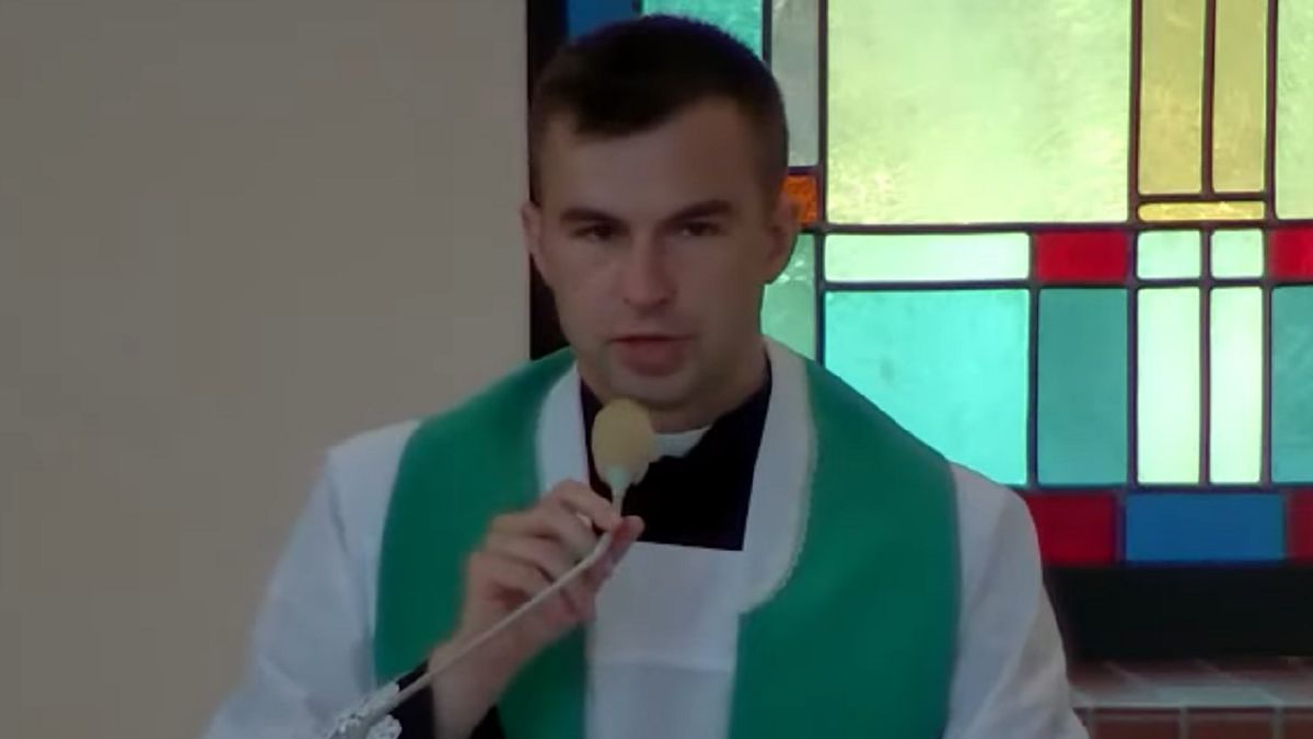 Powiedział, że jest abstynentem. Wytknęli mu picie wina na mszy. Ksiądz odpowiedział