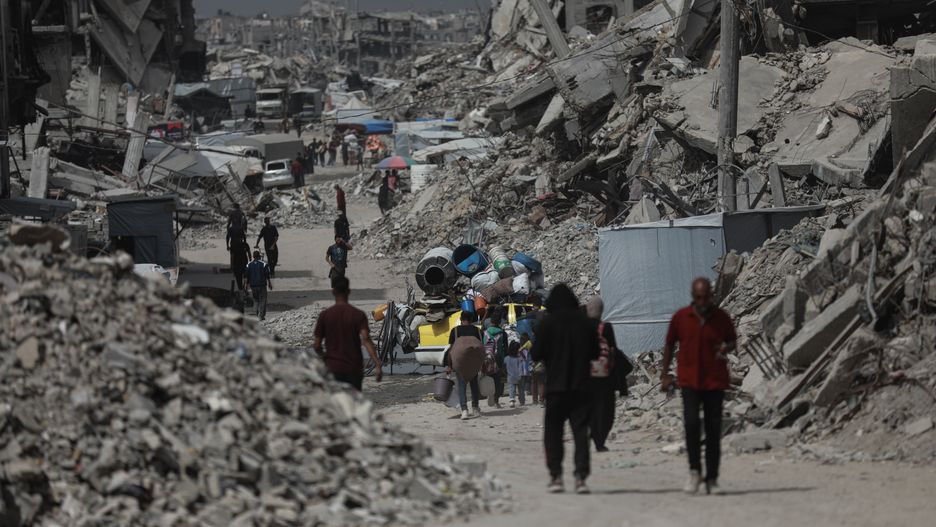 GAZA STRIP - MAY 17: Palestinian residents begin fleeing toward areas they believe to be safer, carrying their belongings, following heavy Israeli attacks on the Beit Lahia and Jabalia areas in northern Gaza, on May 17, 2025. (Photo by Abdalhkem Abu Riash/Anadolu via Getty Images)