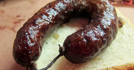 Wędzona kiełbasa z peklowanej wołowiny