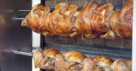 Korpus z kurczaka ze skórą w sosie BBQ pieczony na rożnie