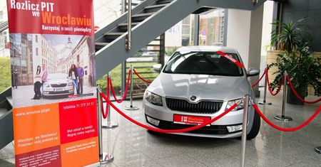 Darmowa komunikacja, zniżki na basen, a nawet samochód. Samorządy walczą o nasze PIT-y