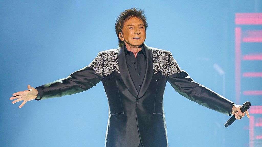 Barry Manilow po długim zapaleniu oskrzeli usłyszał diagnozę. Jak się czuje?